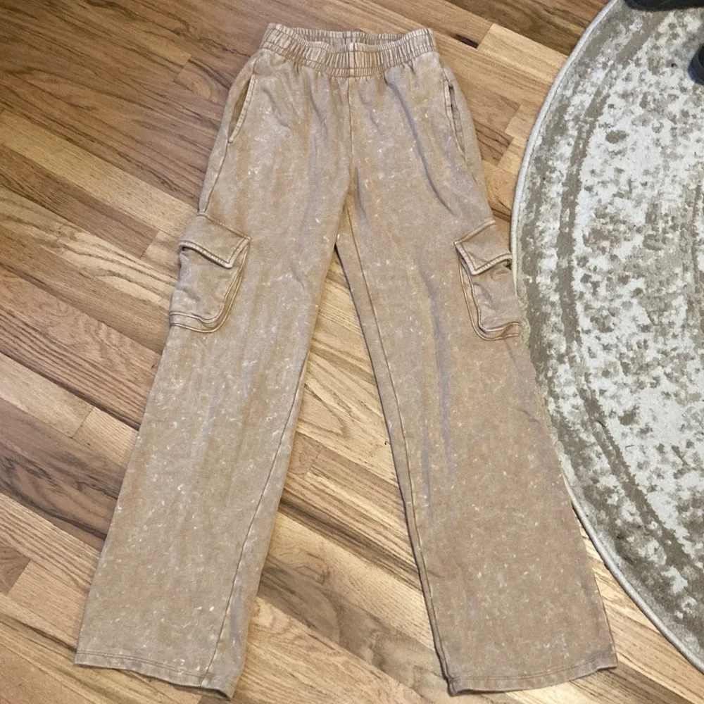Wild Fable tan cargo sweatpants with pockets - Picture 1 of 4